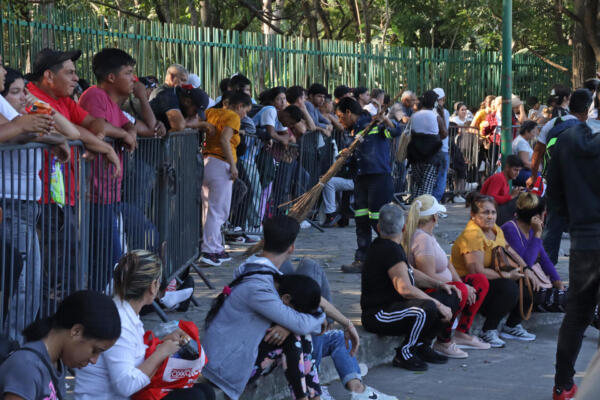 Personas hacen fila para resolver su situación migratoria en Tapachula en el estado de Chiapas (México). 
EFE/ Juan Manuel Blanco