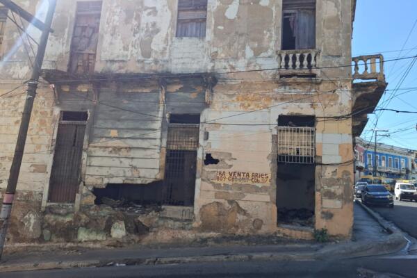 Residentes de Santa Bárbara piden evitar   derrumbe de una casa en ruinas