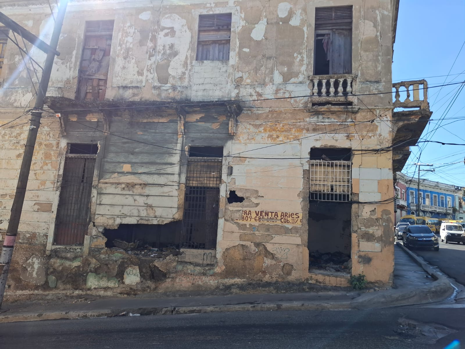 Piden evitar derrumbe de una casa en ruinas