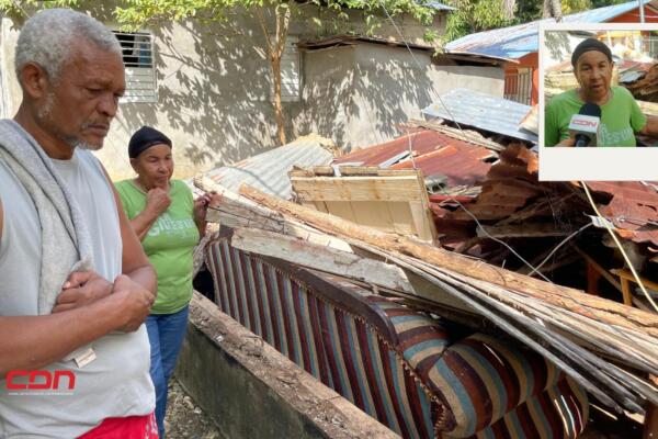 Franklin Rodríguez y María Delfina García expresaron a CDN que la casita donde vivían se derrumbó. Foto: Fuente externa 