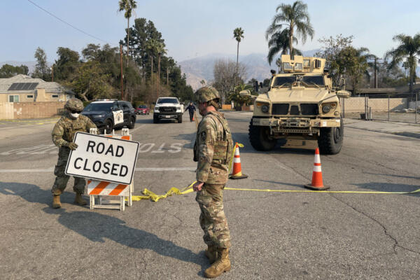 Miembros de la Guardia Nacional de California cierran una vía para reforzar la seguridad tras los incendios este viernes, en Altadena (Estados Unidos). EFE/ Ana Milena Varón