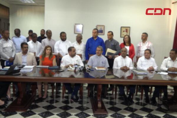 Comunitarios de Sánchez Ramírez, junto a autoridades del Gobierno Central.