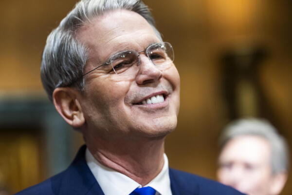 Scott Bessent (C), nominado por el presidente electo Donald Trump para ser Secretario del Tesorde 2025. EFE/JIM LO SCALZO