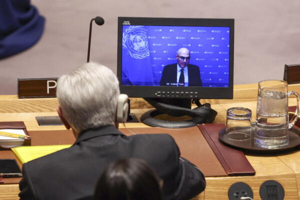 El alto comisionado de las Naciones Unidas para los Derechos Humanos, Volker Turk, habla a través de una videollamada durante una reunión del Consejo de Seguridad en la sede de las Naciones Unidas en Nueva York, Nueva York