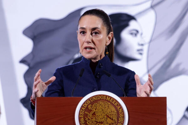 La presidenta de México, Claudia Sheinbaum, habla durante una rueda de prensa este viernes