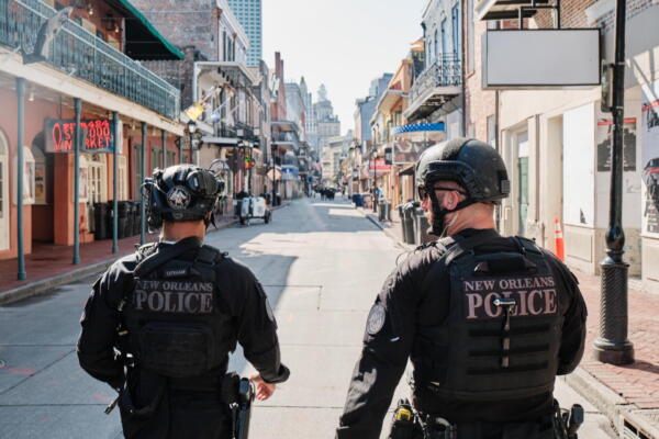 Miembros del Departamento de Policía de Nueva Orleans caminan este jueves por Bourbon Street