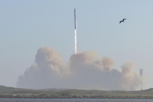 Fotografía del cohete 'Starship' de SpaceX mientras despega de las instalaciones Starbase de la compañía en Boca ChicaReynolds