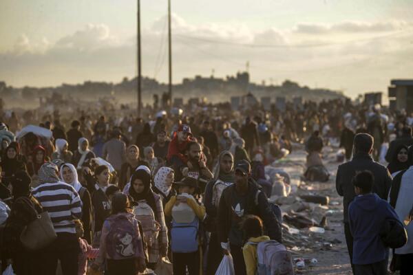 Miles de gazatíes iniciaron este martes el regreso hacia lo que quede de sus viviendas en el devastado norte de la Franja de Gaza.
