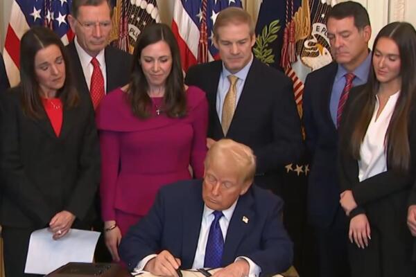 Donald Trump durante la promulgación de la nueva ley de inmigración.