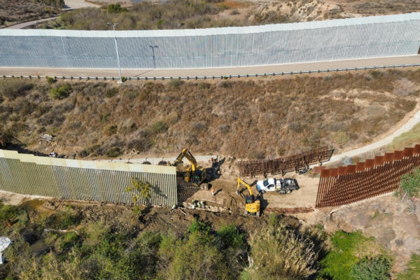 Fotografía aérea de la construcción del muro fronterizo este jueves, en Tijuana (México). EFE/ Joebeth Terriquez
