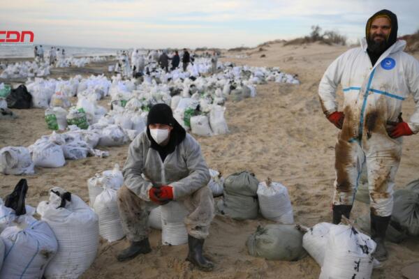 Retiran del mar Negro cerca de 78 mil toneladas de arena contaminada con fueloil. Foto: Fuente externa 