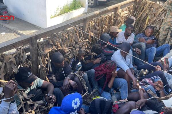 Detienen 24 haitianos ocultos en camión. (foto, fuente externa)