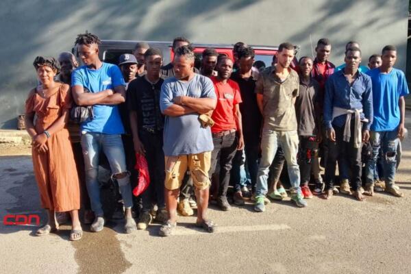 El Ejército de República Dominicana interceptó a un Jeep Wrangler rojo, con 19 hombres y 01 mujer de nacionalidad haitiana. (foto, fuente externa)