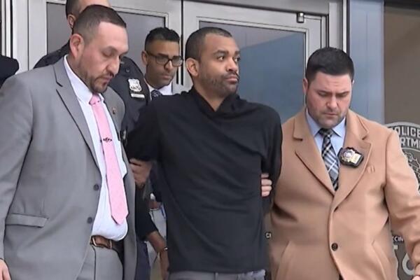 Momento en que apresan al sospechoso de asesinar al joven.
