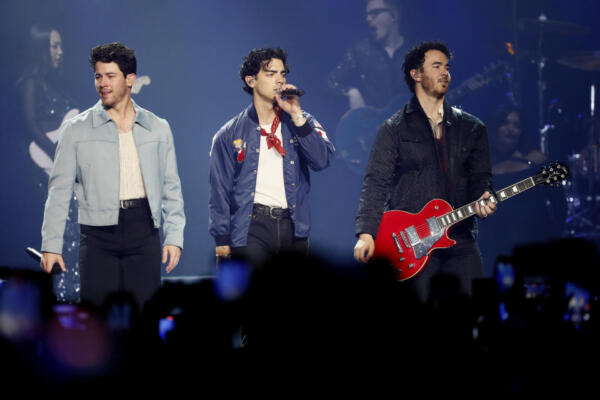 Los cantantes Nick, Joe y Kevin Jonas, integrantes de la banda Jonas Brothers. 
EFE/ Carlos Ortega