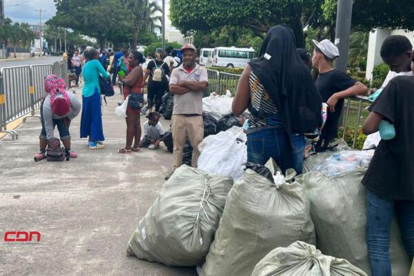 Capitaleños llegan a la Alcaldía Nacional para el intercambio de plásticos por juguetes. (foto, fuente externa)