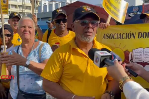 Maestros pensionados y jubilados se manifestaron hoy frente al Instituto Nacional de Bienestar Magisterial. (foto, fuente externa)