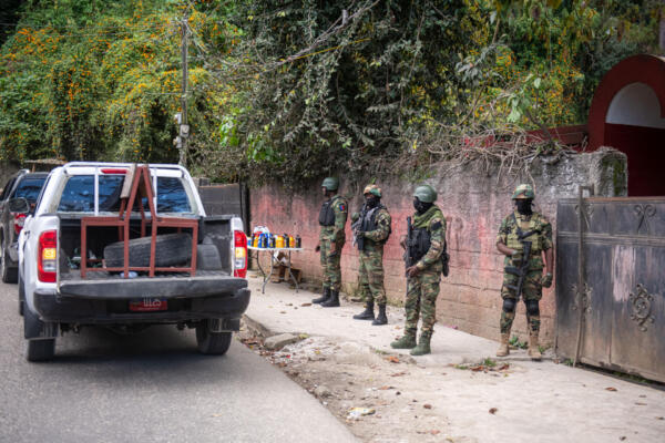 Soldados haitianos vigilan una comuna este miércoles, en Kenscoff (Haití).
EFE/ Johnson Sabin