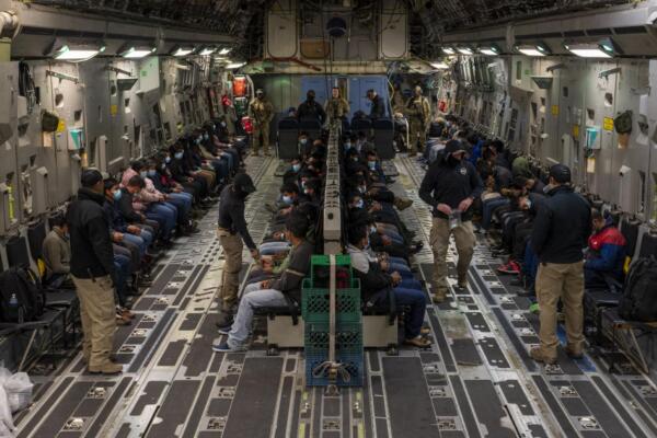 Fotografía cedida por la Fuerza Aérea de los Estados Unidos donde se muestra a un grupo de indocumentados  en un avión militar camino a su deportación. 
EFE/ US Air Force