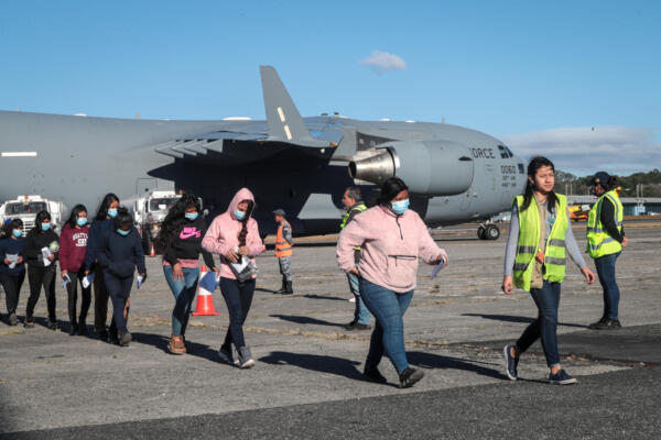 Fotografía de un grupo de migrantes deportados tras bajar de un avión de la Fuerza Aérea de Estados Unidos. 
EFE/ STR