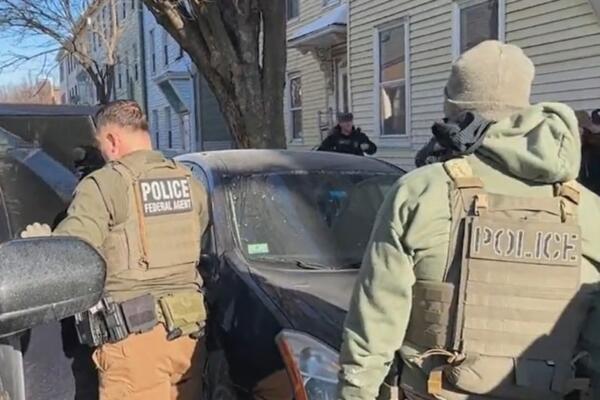 Agentes federales realizan operativo en la calle París en East Boston.