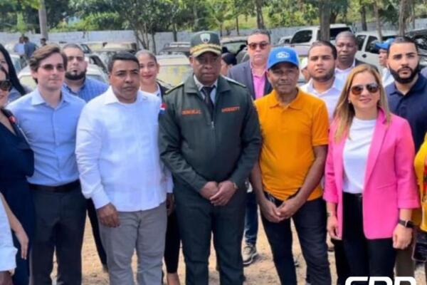 Fotografía del presidente de la Central Nacional de Transportistas Unificados (CNTU), Williams Pérez Figuereo junto al General Francisco Osoria de la Cruz.