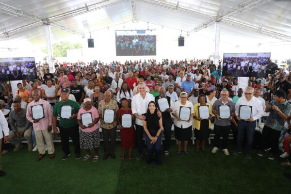 Presidente de la República Dominicana Luis Abinader en la entrega de títulos este domingo.
