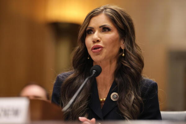 Fotografía de la secretaria de Seguridad Nacional de EEUU, Kristi Noem. 
EFE/ALLISON DINNER