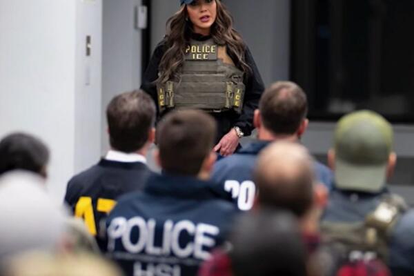 Foto de la secretaria de la oficina de Seguridad Nacional de Estados Unidos, Kristy Noem.