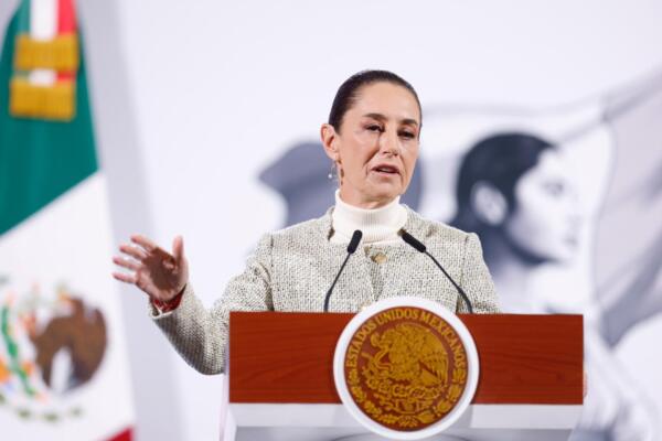 La presidenta Claudia Sheinbaum, habla durante su rueda de prensa matutina, en el Palacio Nacional en la Ciudad de México. 
EFE/ Sáshenka Gutiérrez