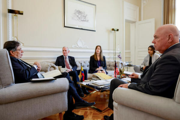 Petro se reúne con funcionarios de EE.UU. por primera vez después de la crisis diplomáticaMcNamara (d), en Bogotá (Colombia). EFE/ Presidencia de Colombia