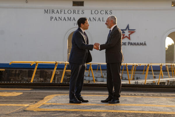 Fotografía cedida por el Departamento de Estado de Estados Unidos, del 2 de febrero de 2025, del secretario de Estado de Estados Unidos, Marco Rubio (i), saludando al administrador, Ricaurte Vásquez, en Ciudad de Panamá (Panamá). EFE/ Departamento de Estado de Estados Unidos/ Freddie Everett