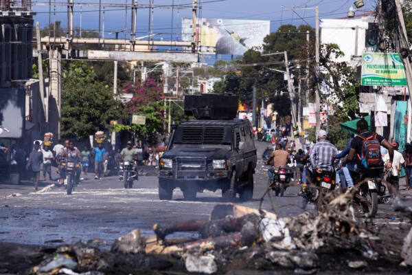 Fotografía de un tanque de policía en medio de una avenida este domingo, en Puerto Príncipe (Haiti). EFE/ Mentor David Lorens