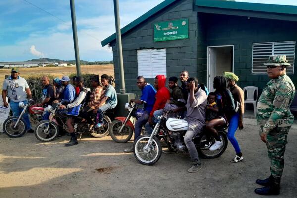 Nacionales haitianos en condición irregular detenidos en zona de Copey.