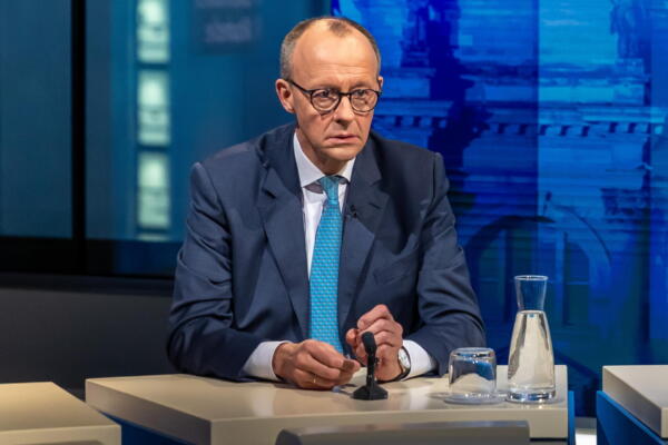 El presidente de la Unión Demócrata Cristiana de Alemania (CDU), Friedrich Merz,ma de entrevistas televisivas la noche de las elecciones en el estudio de la ciudad capital del canal de TV ARD, en Berlín. EFE/EPA/Andreas Gora/POOL
