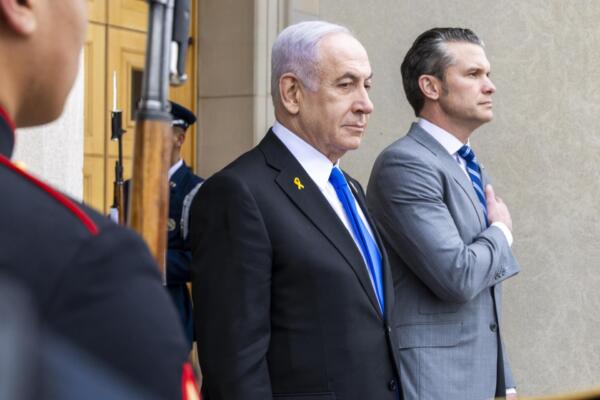 El secretario de Defensa de EE. UU., Pete Hegseth (D), y el Primer Ministro israelí, Benjamin Netanyahu (I), participan en una ceremonia de cordón de honor antes de una reunión en el Pentágono en Arlington, Virginia, EE. UU., 05 de febrero de 2025. 
EFE/EPA/SHAWN THEW