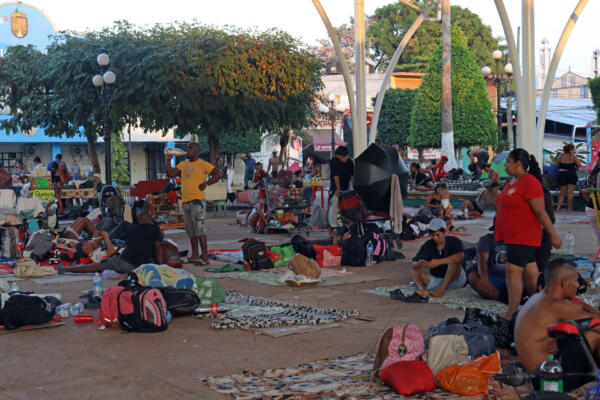 Migrantes descansan en las principales plazas de Tapachula este viernes, en el estado de Chiapas (México). EFE/Juan Manuel Blanco