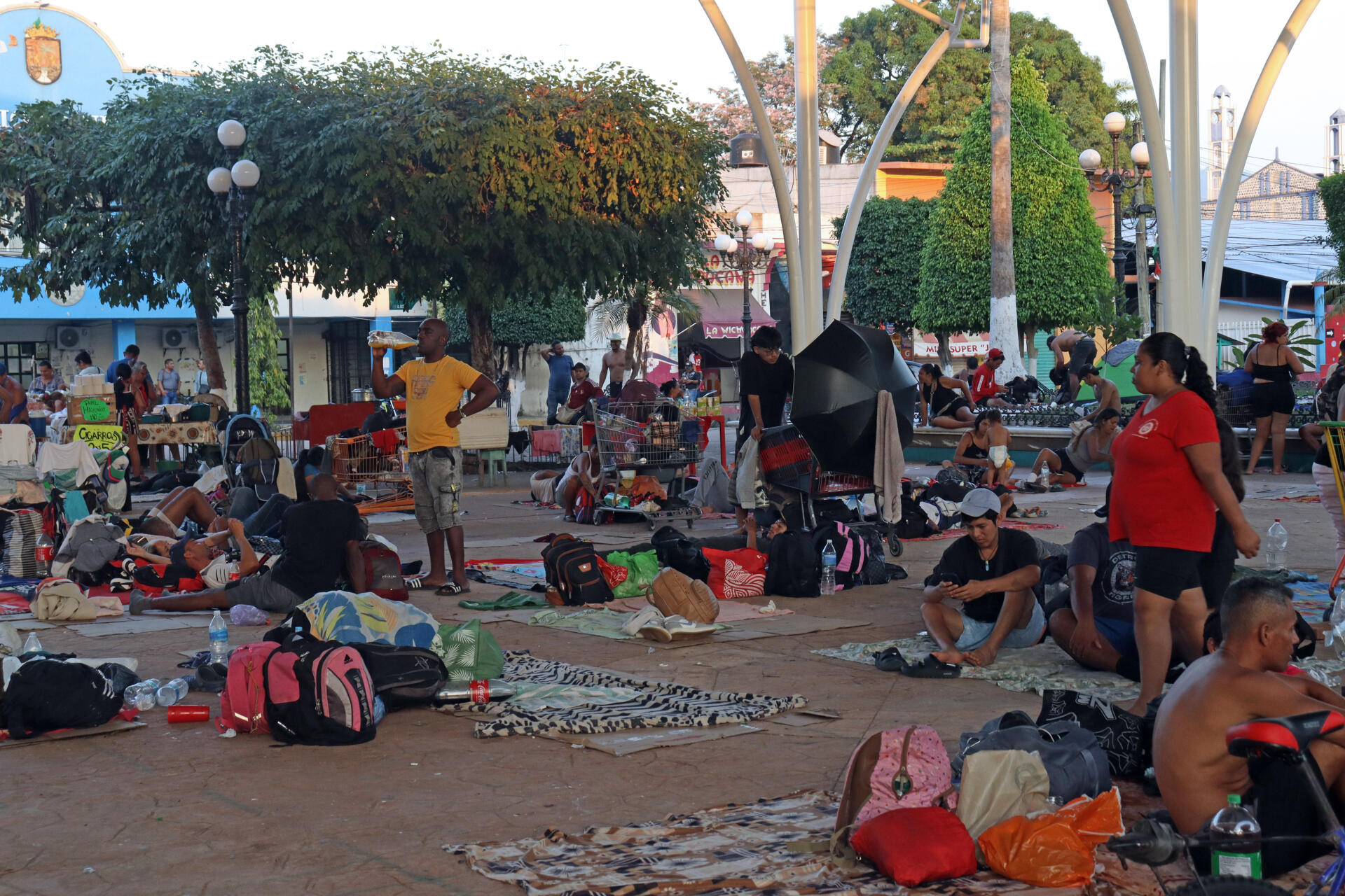 Migrantes descansan en las principales plazas de Tapachula este viernes, en el estado de Chiapas (México).