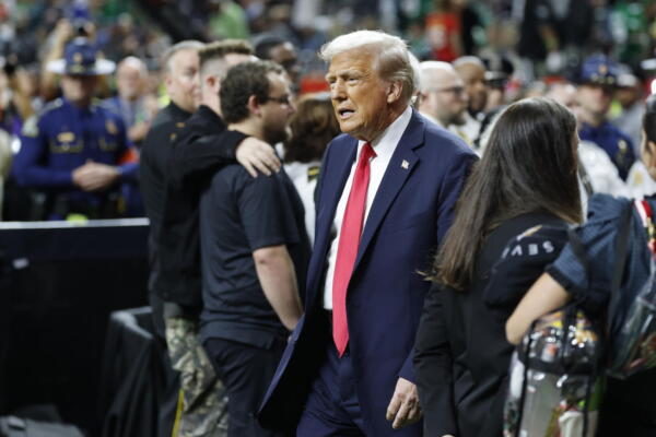 El presidente de Estados Unidos, Donald Trump, hizo historia este domingo al convertirse en el primer mandatario en asistir a un Super Bowl, al llegar al estadio Caesars Superdome de Nueva Orleans. EFE/EPA/ERIK S. LESSER