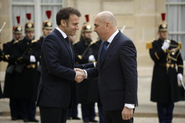 El presidente francés Emmanuel Macron (I) saluda al presidente interino rumano Ilie Bolojan (D) a su llegada al Palacio del Elíseo para participar Europa y Canadá cierran filas para que se cuente con Ucrania en la negociación de la paz