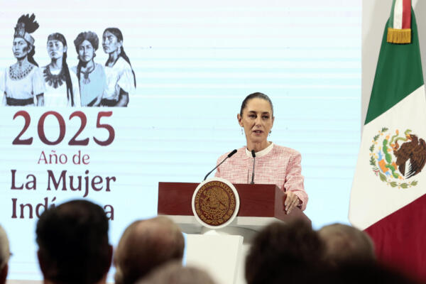 La presidenta de México, Claudia Sheinbaum (i), habla durante un encuentro con La presidenta de México, Claudia Sheinbaum