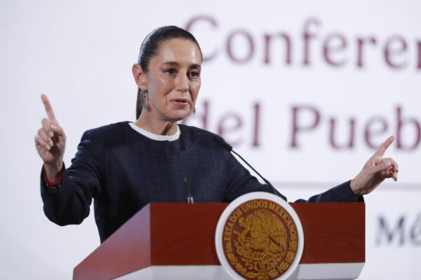 La presidenta de México, Claudia Sheinbaum, habla durante su rueda de prensa matutina este viernes, en el Palacio Nacional en la Ciudad de México