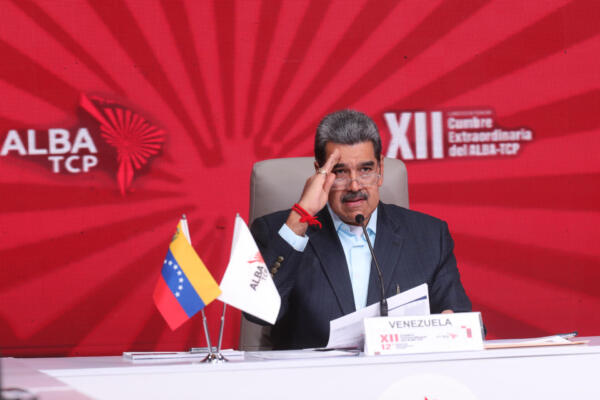 Fotografía cedida por Prensa Miraflores del líder chavista Nicolás Maduro hablando en un acto de gobierno este lunes, en Caracas (Venezuela). EFE/ Prensa Miraflores