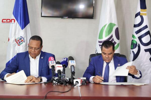 El convenio fue firmado por Elías Báez, director de la DIDA, y Eddy Alcántara, director de Pro Consumidor. (Foto, fuente externa)