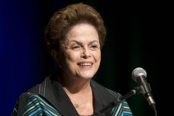 La presidenta del Nuevo Banco de Desarrollo (NDB), Dilma Rousseff, habla durante la firma de un contrato de préstamo entre el Banco Nacional de Desarrollo Económico y Social (BNDES) y el Nuevo Banco de Desarrollo (NDB) en Río de Janeiro, Brasil, el 6 de diciembre de 2023. (Foto de Daniel RAMALHO / AFP)