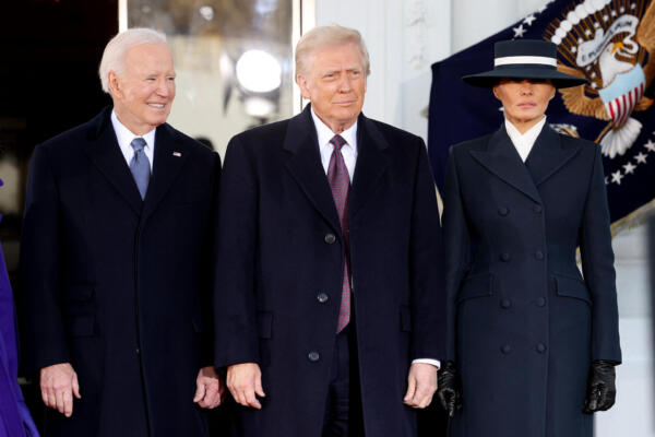 El expresidente estadounidense Joe Biden, junto al presidente Donald Trump y Melania Trump en la Casa Blanca. AFP