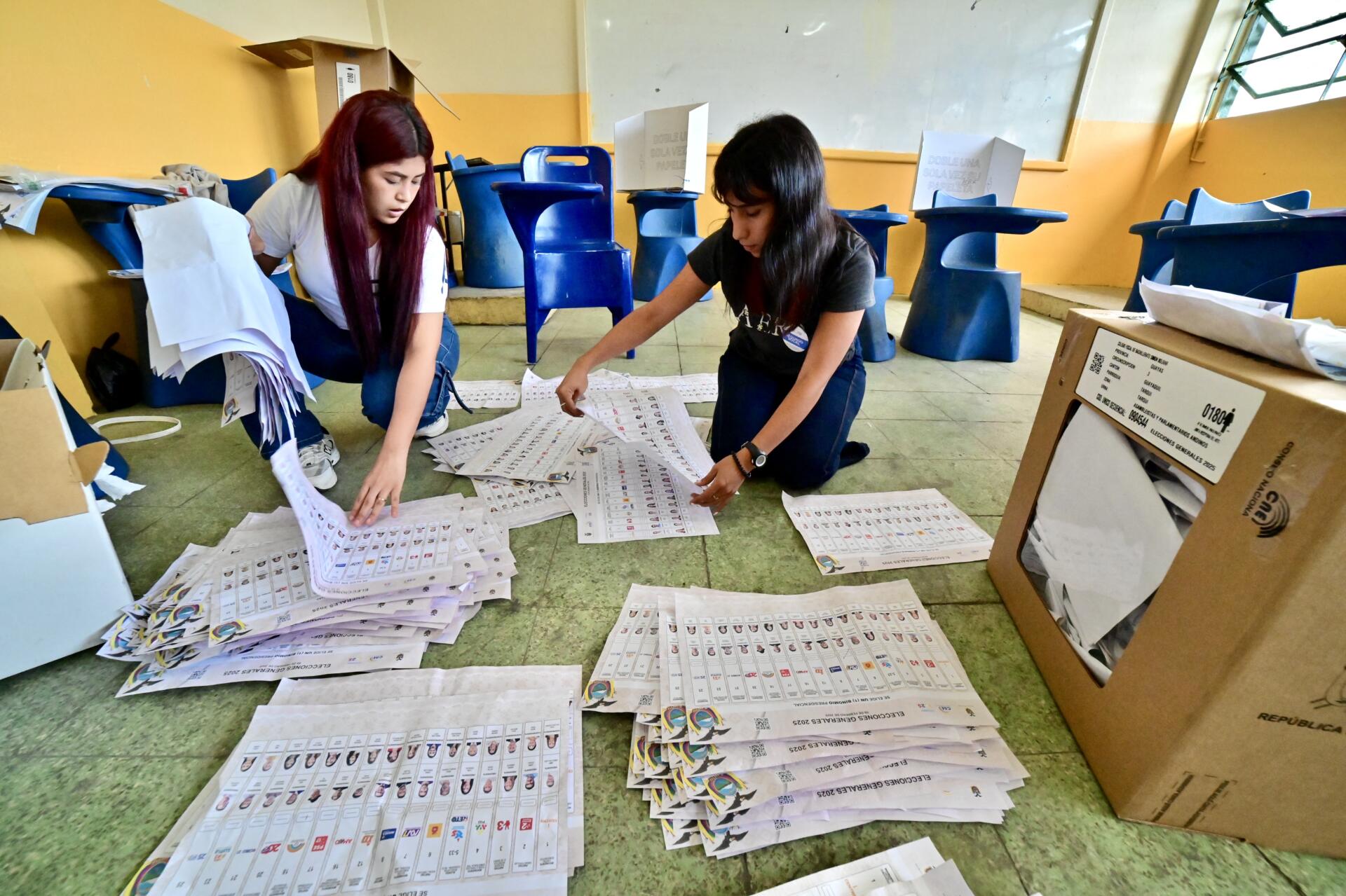 Terminan las votaciones y empieza el escrutinio para elegir presidente en Ecuador