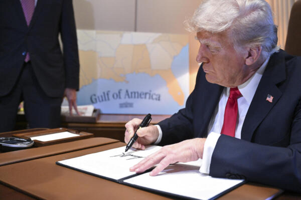 Donald Trump firmó dos órdenes ejecutivas para imponer aranceles del 25 % a las importaciones de aluminio y el acero.