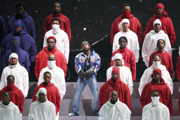 NUEVA ORLEANS, LUISIANA - 9 DE FEBRERO: Kendrick Lamar actúa en el escenario durante el espectáculo de medio tiempo del Super Bowl LIX de Apple Music en el Caesars Superdome el 9 de febrero de 2025 en Nueva Orleans, Luisiana.   Jamie Squire/Getty Images/AFP (Foto de JAMIE SQUIRE / GETTY IMAGES NORTEAMÉRICA / Getty Images vía AFP)
