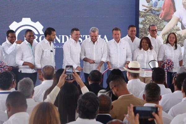 El presidente Luis Abinader visitó este pasado domingo la residencia del alcalde de San Juan de la Maguana, Lenin de la Rosa.